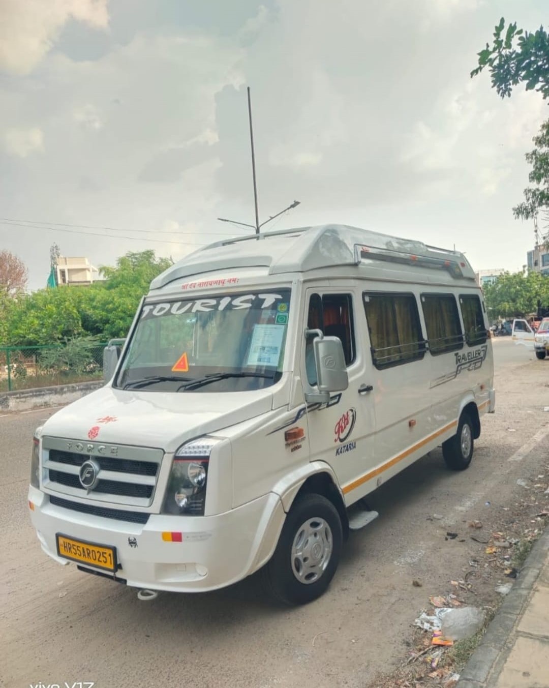 17 Seater Tempo Traveller